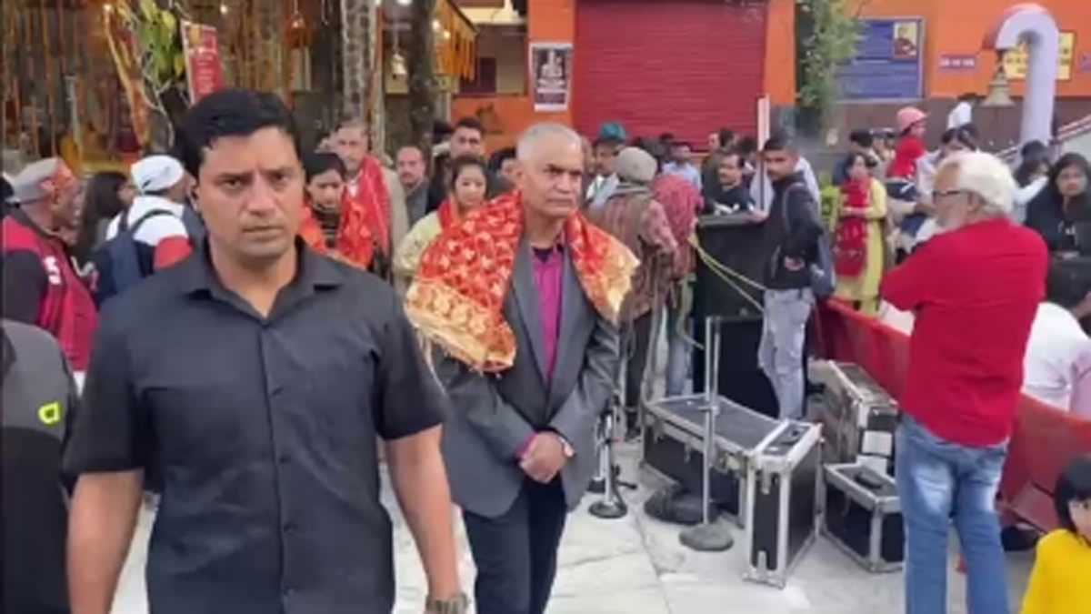 नैनीताल में नौसेना प्रमुख एडमिरल आर. हरि कुमार ने परिवार संग किए नैना देवी के दर्शन